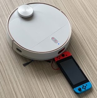 ロボット掃除機が任天堂Switchを食べている画像