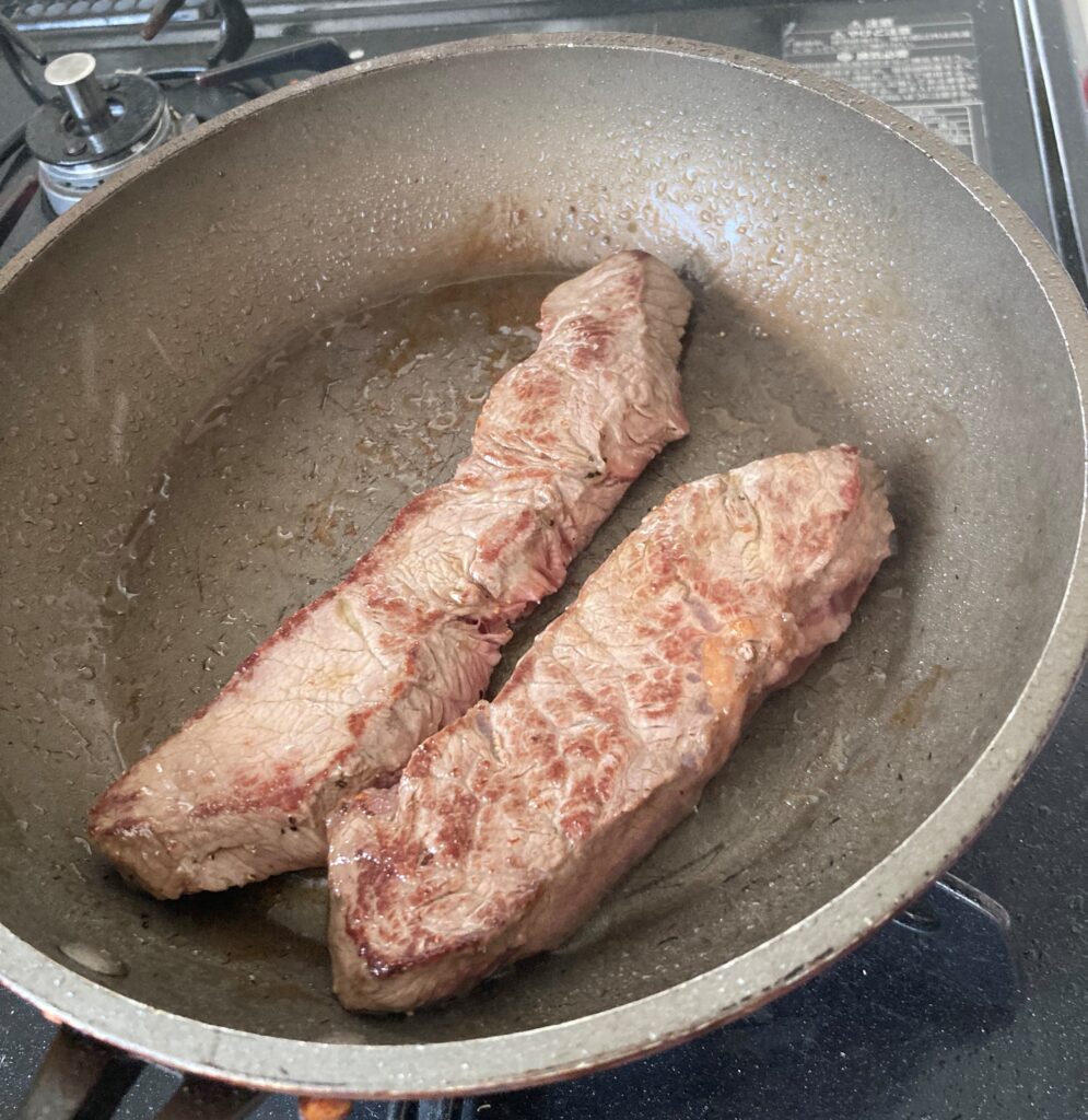 肉のハナマサのミスジ肉の調理中の画像です。