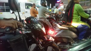 インドの道路でバイクが停車している画像です