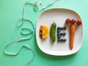 野菜とフルーツでダイエットの文字を書いた画像です。
